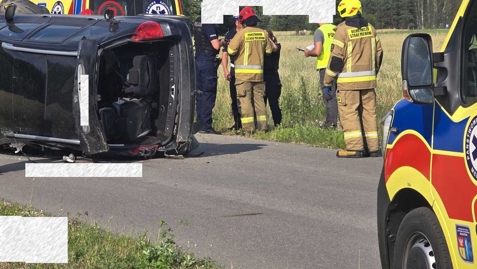 Auto wypadło z drogi i dachowało. W środku pięcioro dzieci