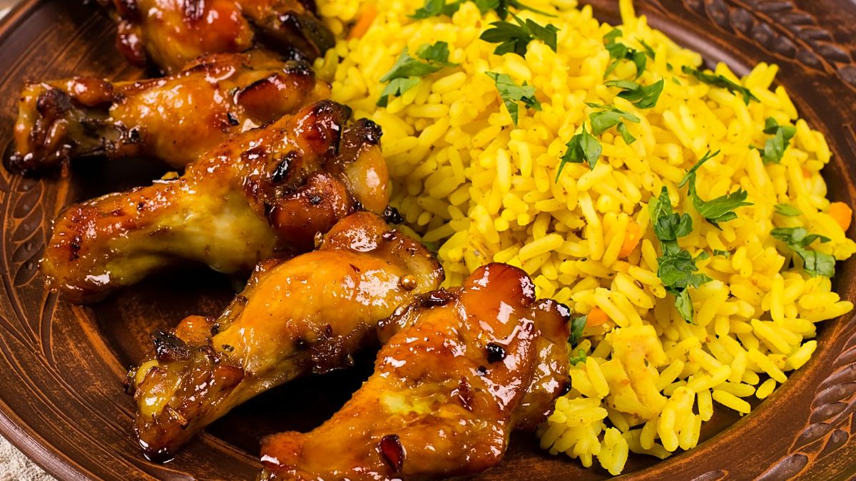 Pałki kurczaka z ryżem curry zrobisz w jednym naczyniu