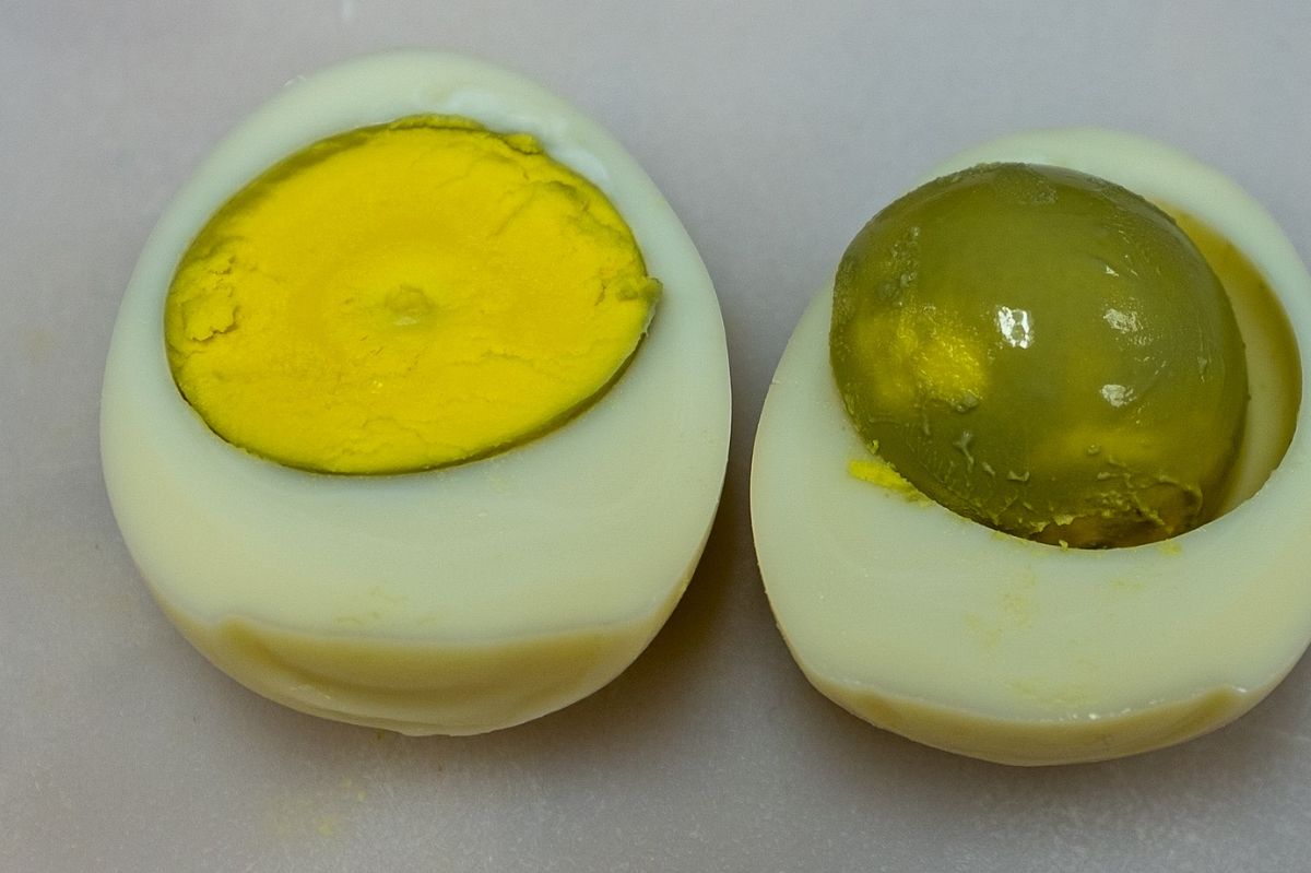 Overcooking eggs: Unveiling the mystery behind blue halos around egg yolks