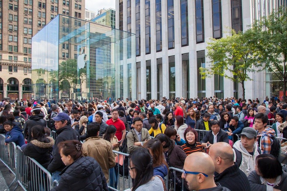 Zdjęcie kolejki pod Apple Store pochodzi z serwisu Shutterstock