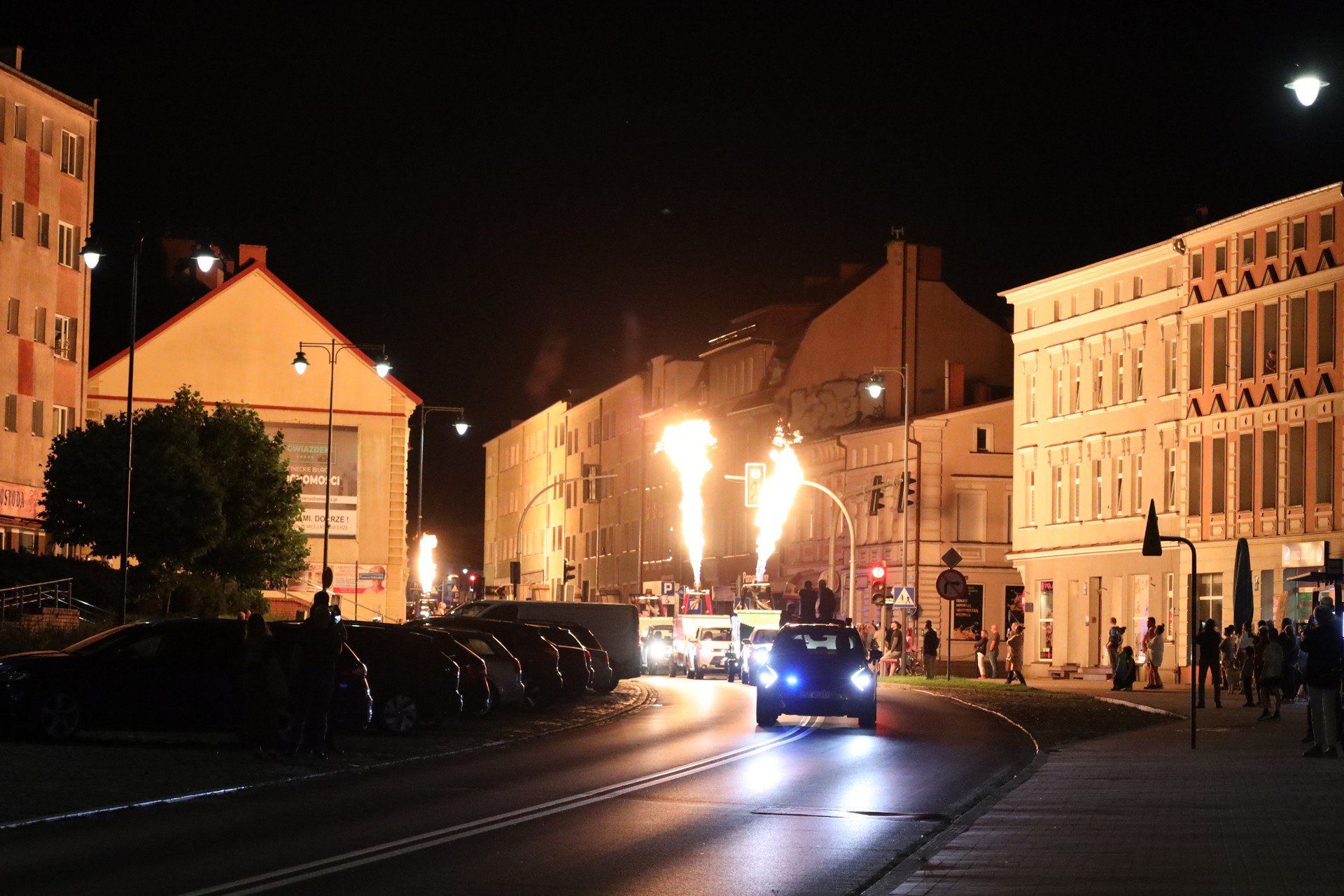 Wieczorna parada załóg balonowych ulicami Szczecinka