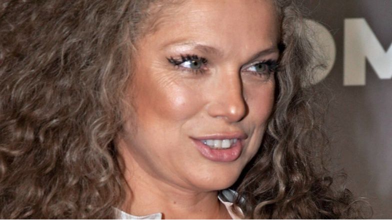 Dawno niewidziana Joanna Liszowska pozuje na ściance z burzą siwo-brązowych loków