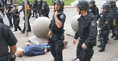 USA. 75-latek, którego popchnął policjant, doznał urazu mózgu