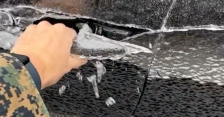 Auto skute lodem. Złapał za klamkę i... Nagranie obejrzano 85 mln razy