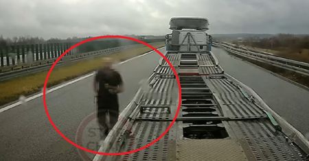 Wysiadł z auta na A4. Zobaczcie, co miał w ręku. Burza w komentarzach
