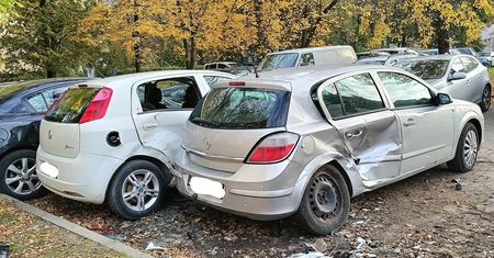 Nocny rajd po Kielcach. Kierowca zniszczył kilka aut i uciekł z miejsca zdarzenia