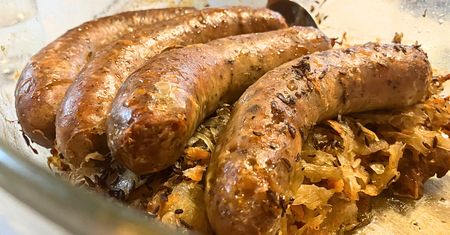 Co roku na Wielkanoc piekę białą kiełbasę na kapuście. Znika ze stołu szybciej niż pasztet czy pieczeń