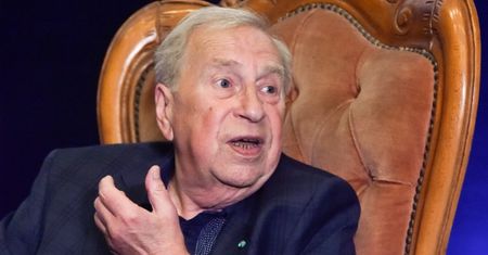 Zapytany o wypadek pod wpływem Jerzy Stuhr apeluje: "Proszę mnie ukarać, ale DAĆ MI SPOKÓJ". Wspomina też o teczkach na kolegów