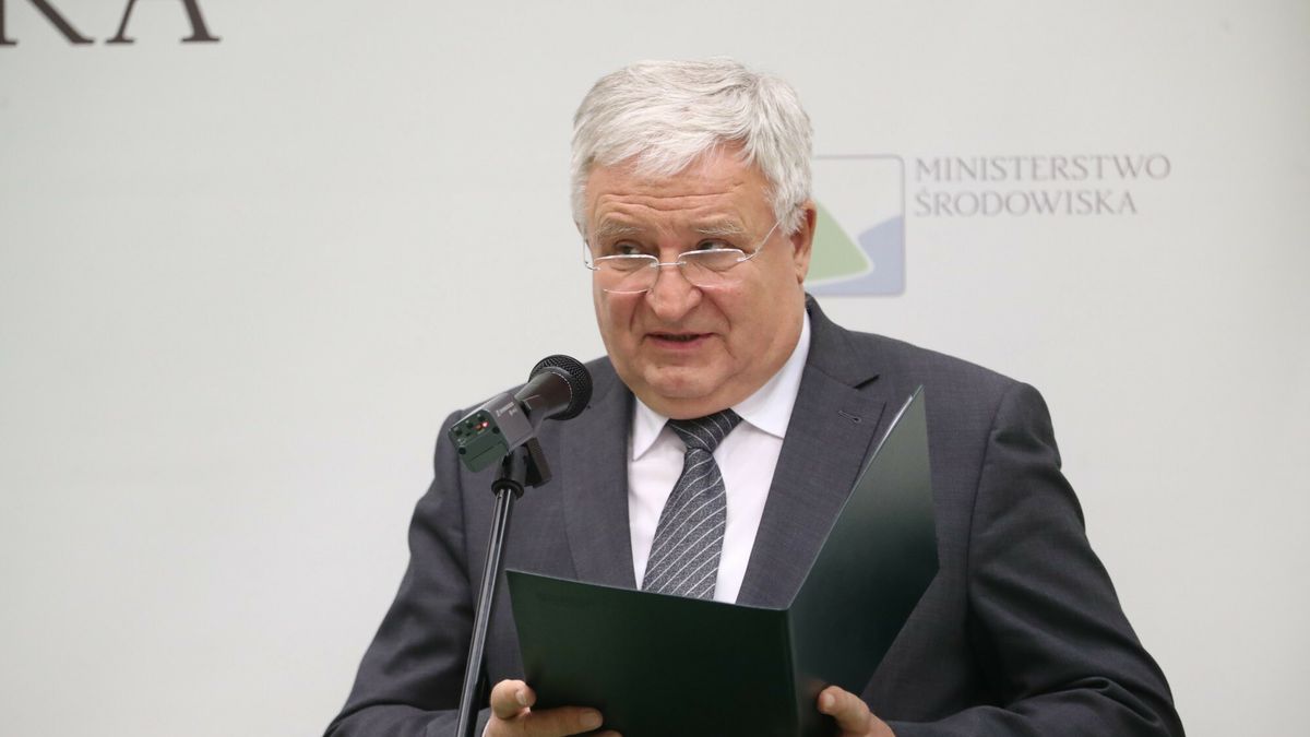 Jan Szyszko o dzia?aniach resortu na rzecz poprawy jako?ci powietrza
04.01.2018 Warszawa Konferencja prasowa Jana Szyszko ministra srodowiska nt dzialan resortu na rzecz poprawy jakosci powietrza N/z Kazimierz Kujda prezes Narodowego Funduszu Ochrony Srodowiska i Gospodarki Wodnej 
Fot. Andrzej Iwanczuk/REPORTER
Andrzej Iwanczuk/REPORTER