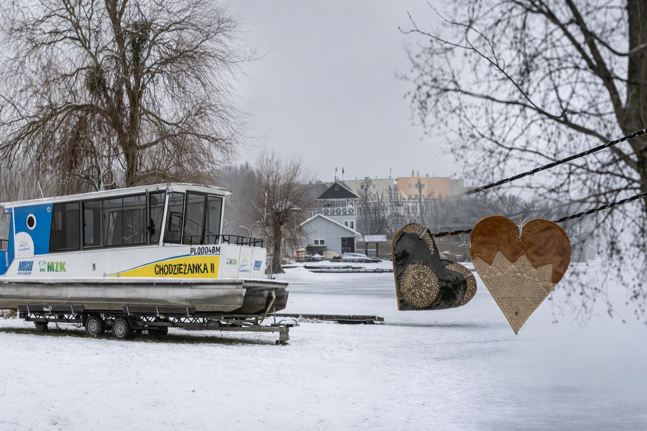 Chodzież ukryta pod białym, śnieżnym puchem - FOTO