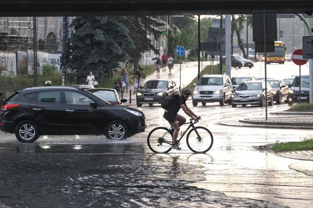 Gwałtowne burze nad Warszawą. Stolica w deszczu 