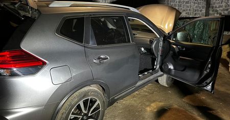 Złodzieje wpadli na gorącym uczynku. Akurat rozmontowywali auto