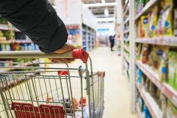 Polacy płacą mniej za jedzenie. W 2027 r. ceny mogą wystrzelić
