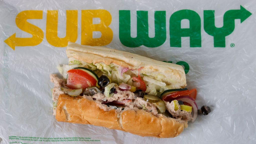 W tuńczyku z Subwaya wykryto DNA kurczaka