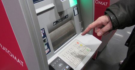 10 zł za wypłatę z bankomatu? Kolejne banki naliczają coraz wyższe opłaty