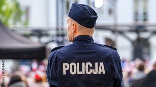 Mieszkaniec gminy Oleśnica miał się od kilkunastu lat znęcać nad żoną i dziećmi. Policjanci znaleźli dwie sztuki broni i amunicję