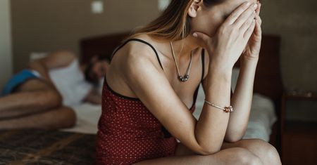 "Nie potrafię się rozebrać". Wstydzi się nawet partnera