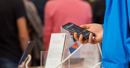 Producenci chcą, byś kupił nowy smartfon jak najszybciej. Oto ich sztuczki