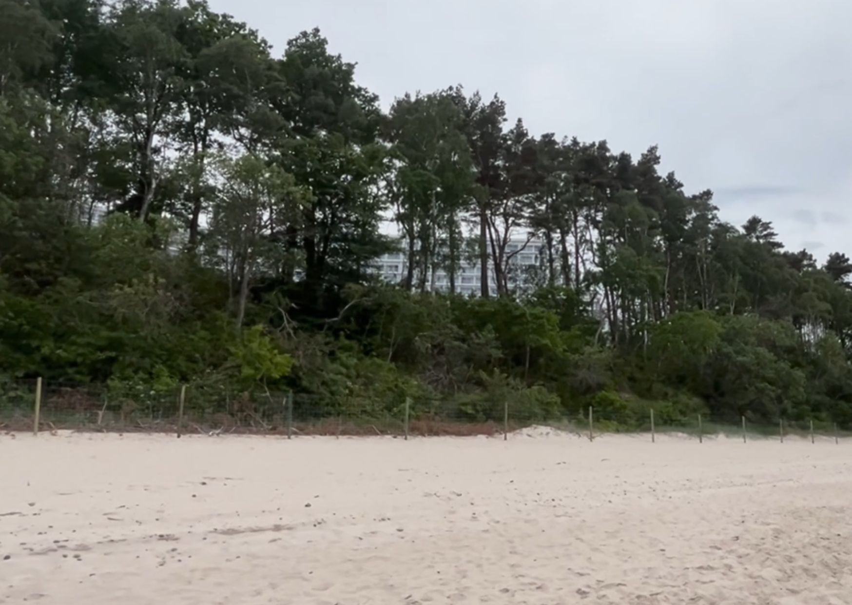 Wideo z Pobierowa. Tak wygląda plaża przy nowym Gołębiewskim