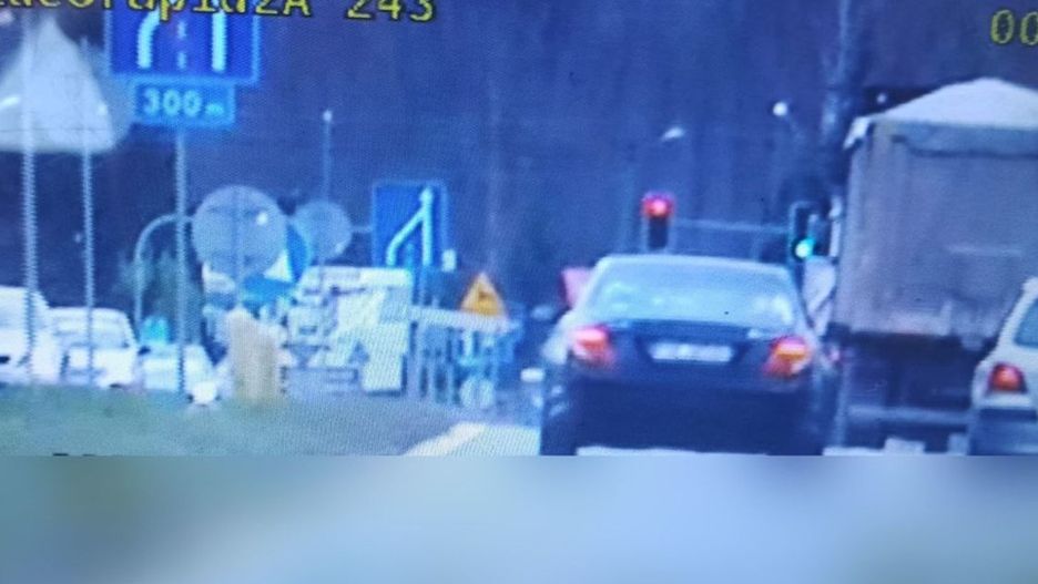 Na Wisłostradzie w Tarnobrzegu w ręce funkcjonariuszy wpadł 55-letni kierowca mercedesa. Fot. Policja