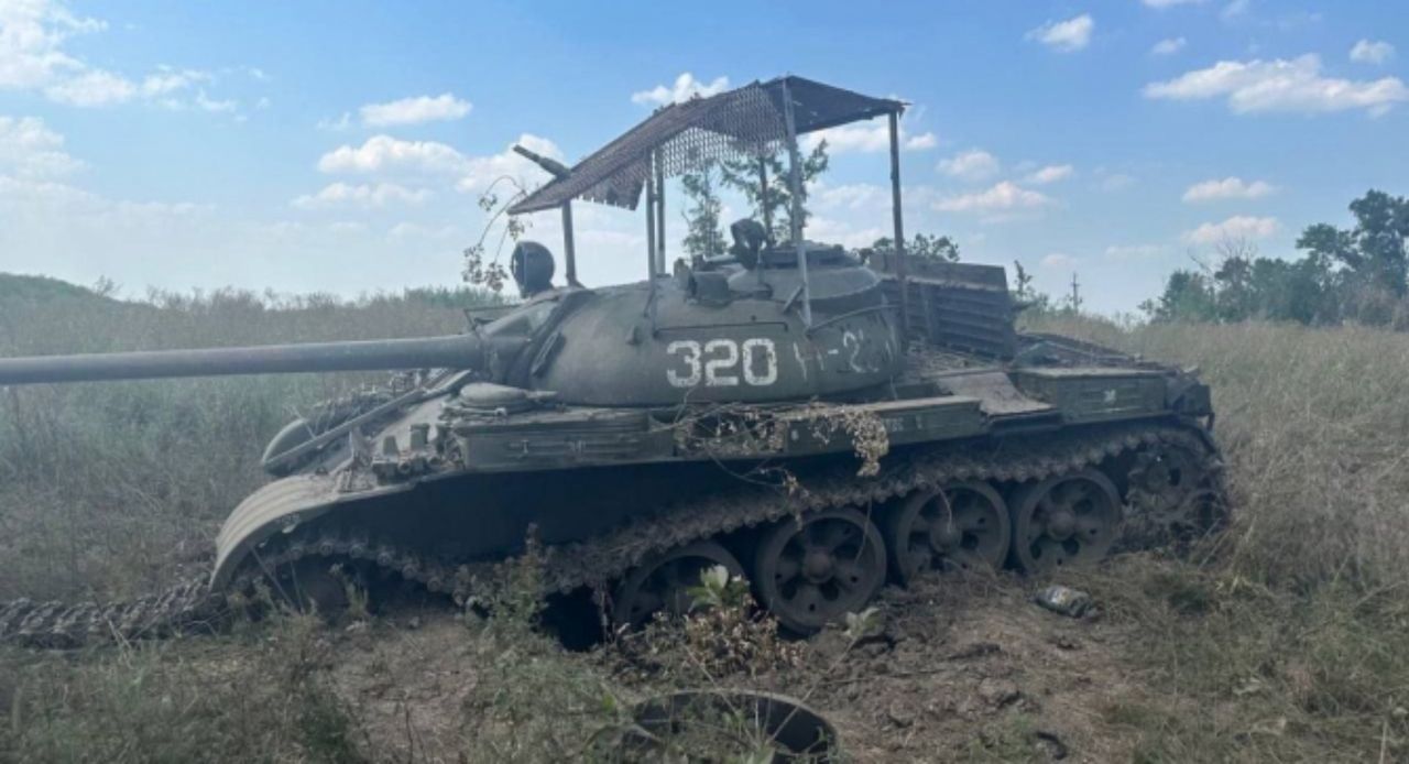 Zniszczony czołg T-55.