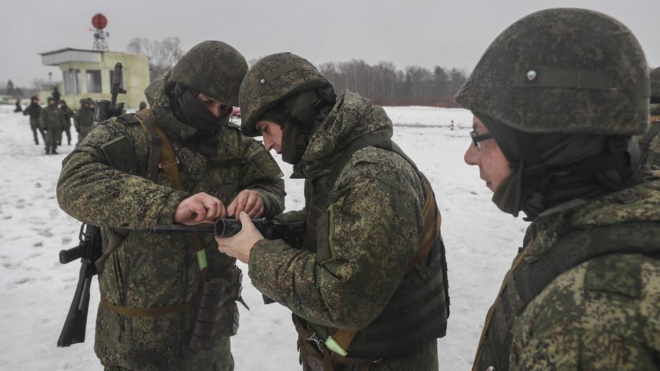 Mobilized servicemen attend a combat training in Noginsk
epa10363391 Mobilized servicemen attend a combat training at the Training Center of the Moscow Higher Combined Arms Command School of the Ministry of Defence of the Russian Federation in Noginsk, outside Moscow, Russia, 13 December 2022. Over 300,000 reservists and volunteers have been trained over two months of partial mobilization in Russia, Russian Defence Minister Sergei Shoigu said.  EPA/YURI KOCHETKOV 
Dostawca: PAP/EPA.
YURI KOCHETKOV
