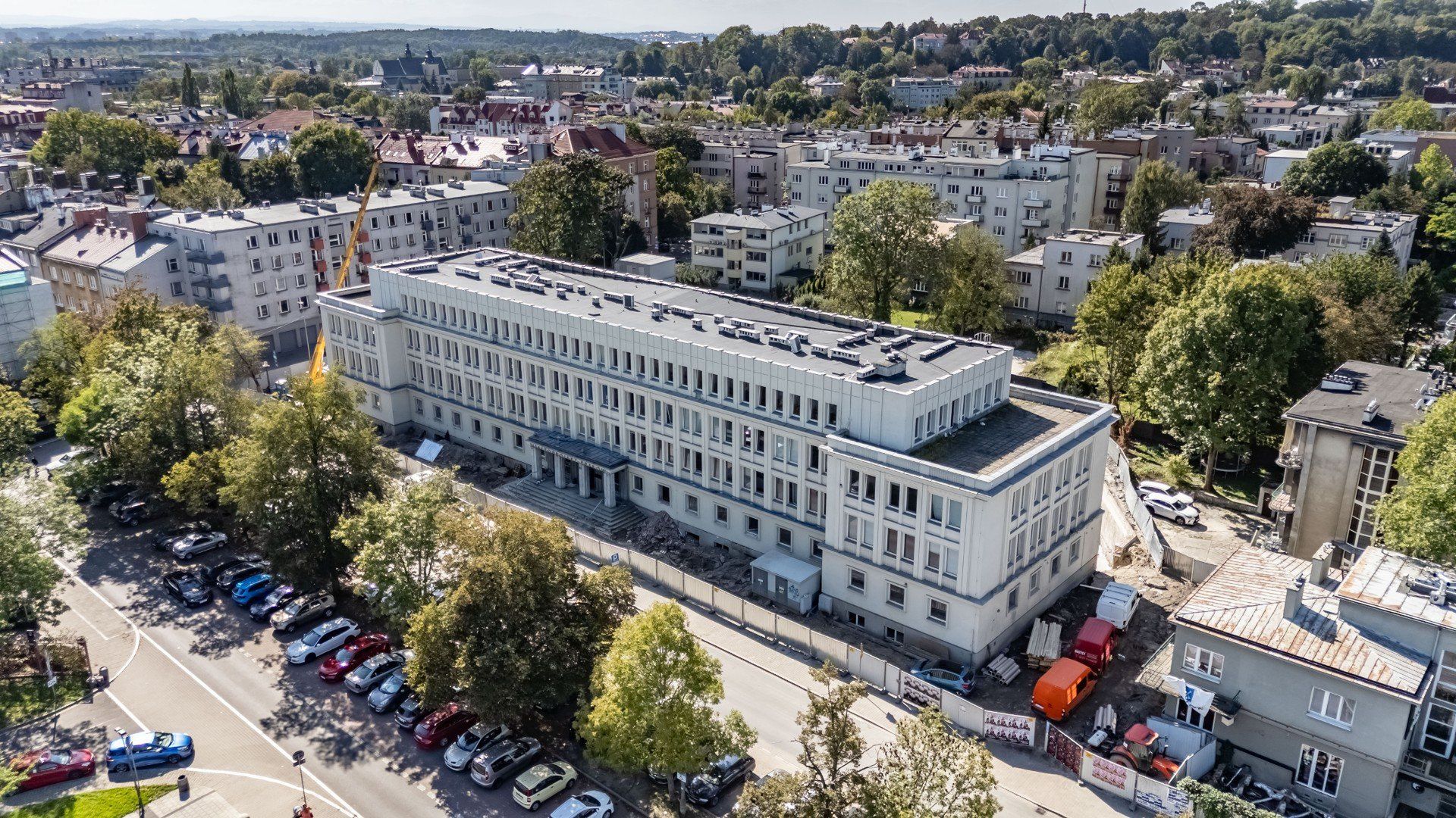 Budynek Miastoprojektu stoi w sąsiedztwie Błoń i stadionu Cracovii