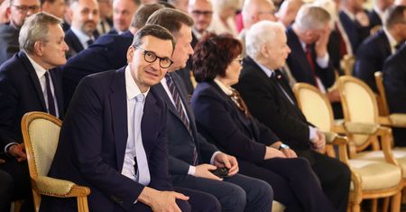 "Pośpiewali, pojedli". Kaczyński pogodził frakcje. Chwilowe zawieszenie broni w PiS