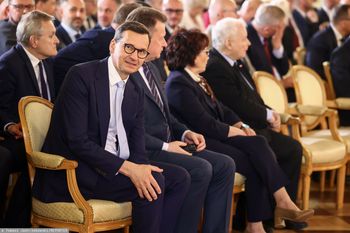 "Pośpiewali, pojedli". Kaczyński pogodził frakcje. Chwilowe zawieszenie broni w PiS