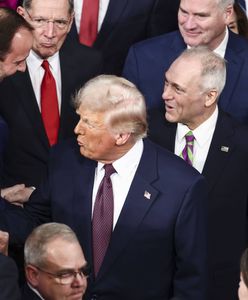 Stała za Trumpem z kartką. Wszystko się nagrało