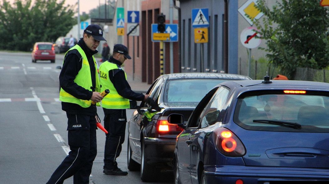 Policjanci mają korzystać z oficjalnych form