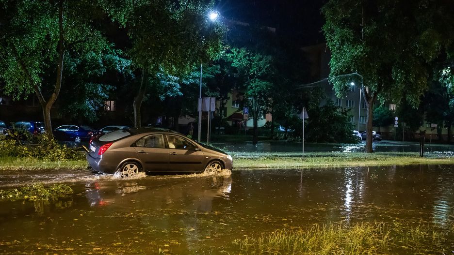 Płock, 15.07.2021. Zalania po burzy, która przeszła nad Płockiem w nocy z 14 na 15 bm. (mr) PAP/Szymon Łabiński