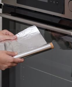 Prosty błąd w kuchni. Źle używana folia aluminiowa nie działa, jak powinna