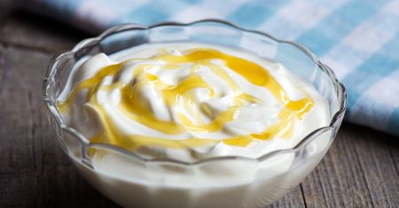 Jogurt łącz z tym dodatkiem. Według naukowców to przepis na zdrowe jelita