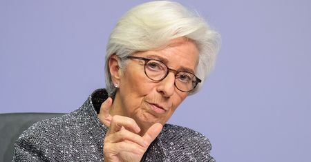 EBC pompuje w gospodarkę kolejne setki miliardów euro. Stóp procentowych nie rusza