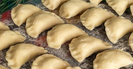 Magda Gessler robi ważną rzecz po zagnieceniu ciasta. Świetnie się lepi i nie rozpada w gotowaniu