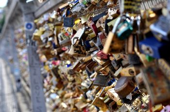 Kraków: Kłódki miłości wróciły na kładkę Bernatka