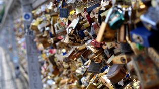 Kraków: Kłódki miłości wróciły na kładkę Bernatka