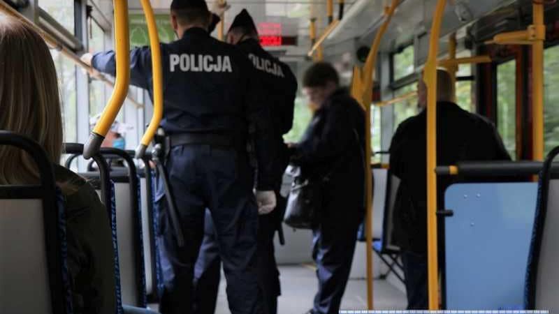 Jelenia Góra. Wsiadł do autobusu z hulajnogą, został zatrzymany. Policja się tłumaczy