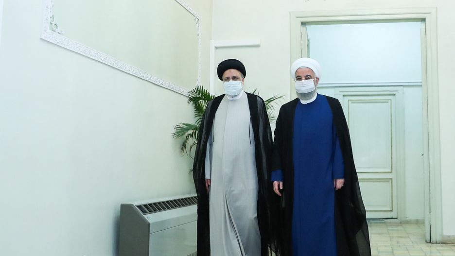 epa09284896 A handout photo made available by the presidential office shows, Iranian president Hassan Rouhani (R) and president elect Ebrahim Raisi (L) during a meeting in Tehran, Iran, 19 June 2021. Rouhani congratulated Raisi for winning the presidential election. According to an interior ministry official, Raisi won 17.8 million votes, so far. More than 28 million Iranians out of 59 million eligible voters had cast their ballots in the Iranian Presidential election.   EPA/PRESIDENT OFFICE HANDOUT  HANDOUT EDITORIAL USE ONLY/NO SALES Dostawca: PAP/EPA.