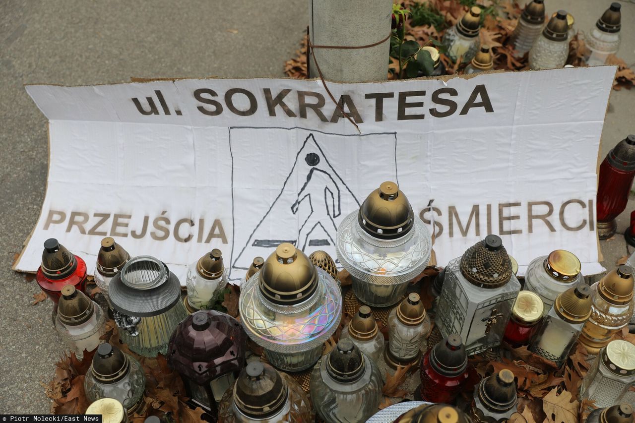 Znicze na ulicy Sokratesa w Warszawie (fot. Piotr Molecki/East News)