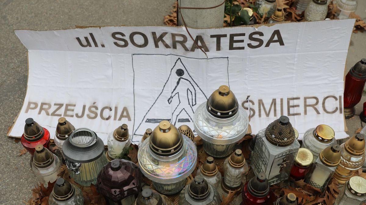 Znicze na ulicy Sokratesa w Warszawie (fot. Piotr Molecki/East News)