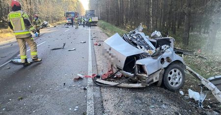 Wypadek pod Ostrowią Mazowiecką. Jeden z pojazdów rozpadł się na pół