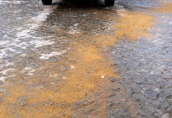 Rozsyp na kostce zamiast soli. Rozpuści cały lód