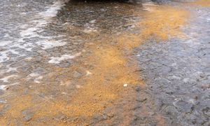 Rozsyp na kostce zamiast soli. Rozpuści cały lód