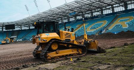 Wielka operacja na Arenie Lublin! Ciężki sprzęt zdziera starą murawę [ZDJĘCIA]