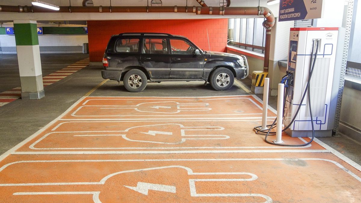 Nowe przepisy mają przekonać nas do samochodów elektrycznych. Obecność w Polsce jedynie 646 publicznych stacji ładowania z pewnością tego nie zrobi