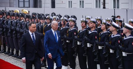 Biden w Warszawie zaliczył wpadkę? Głośno o czerwonym dywanie w amerykańskiej sieci