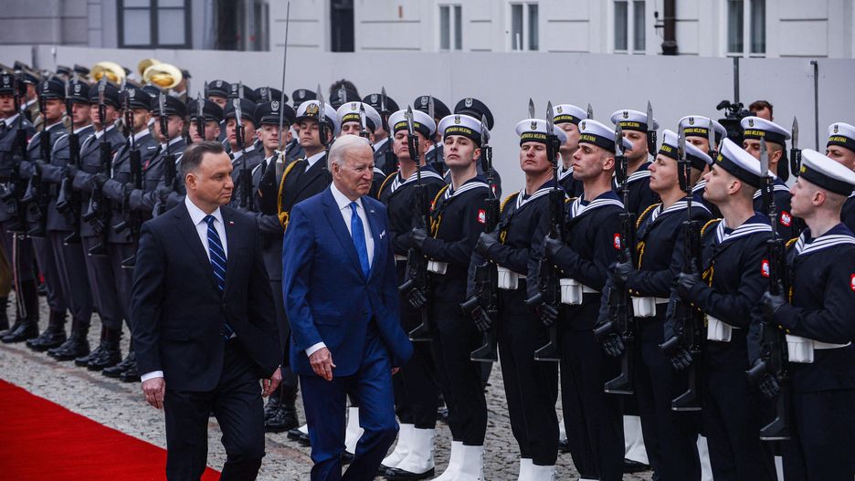Przemarsz w inspekcji wojskowej prezydenta Joe Bidena i prezydenta Andrzeja Dudy