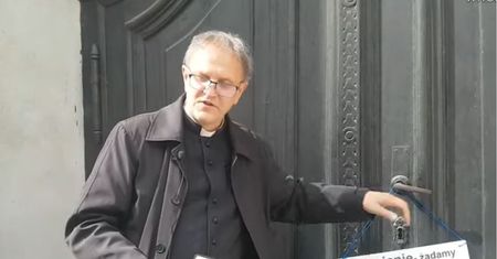 "Jak pani wygląda?". Ksiądz oburzony okularami pani Doroty